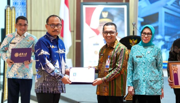 Standar Global! Gubernur SDK Serahkan Sertifikat Tsinghua University China kepada Alumni Digital Leadership Sulbar