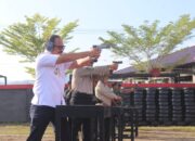 Sinergi di Lapangan Tembak : Gubernur Suhardi Duka dan Kapolda Sulbar Pererat Silaturahmi Jelang HUT Bhayangkara ke-80