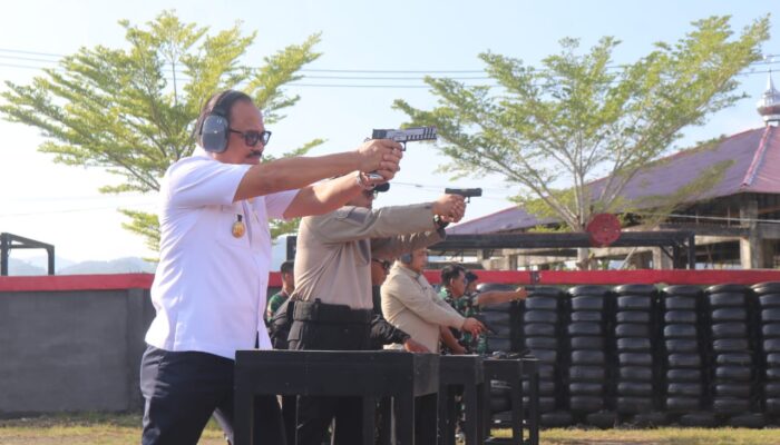 Sinergi di Lapangan Tembak : Gubernur Suhardi Duka dan Kapolda Sulbar Pererat Silaturahmi Jelang HUT Bhayangkara ke-80