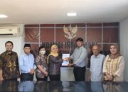 Wujudkan Pemerintahan Transparan, KominfoSS Serahkan Daftar Informasi Publik Pemprov Sulbar ke Komisi Informasi