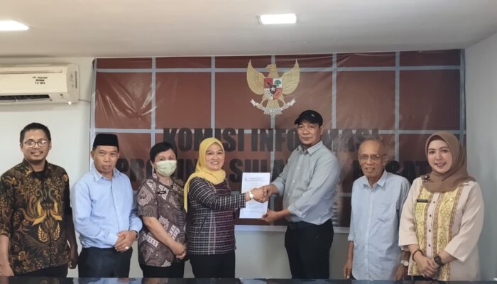 Wujudkan Pemerintahan Transparan, KominfoSS Serahkan Daftar Informasi Publik Pemprov Sulbar ke Komisi Informasi