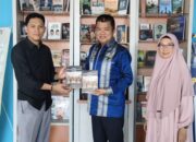 Perkaya Literasi Sejarah, Aco Fikram Serahkan Buku “Mamuju Dalam Arus Gerakan DI/TII” ke Perpusip Sulbar