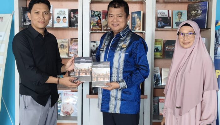 Perkaya Literasi Sejarah, Aco Fikram Serahkan Buku “Mamuju Dalam Arus Gerakan DI/TII” ke Perpusip Sulbar