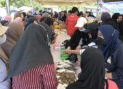 Diserbu Warga! Ternyata Ini Alasan DKP Sulbar dan Mahasiswa UGM Bikin Lapangan Sumare Mendadak ‘Banjir’ Ikan Murah
